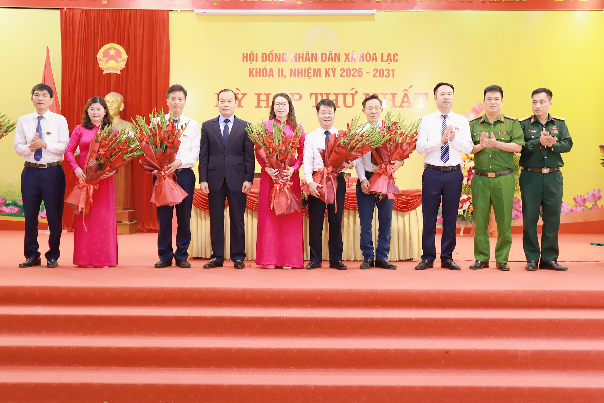 Chủ tịch, các Phó Chủ tịch HĐND, Trưởng các Ban của HĐND xã Hòa Lạc ra mắt tại kỳ họp. Ảnh: TH