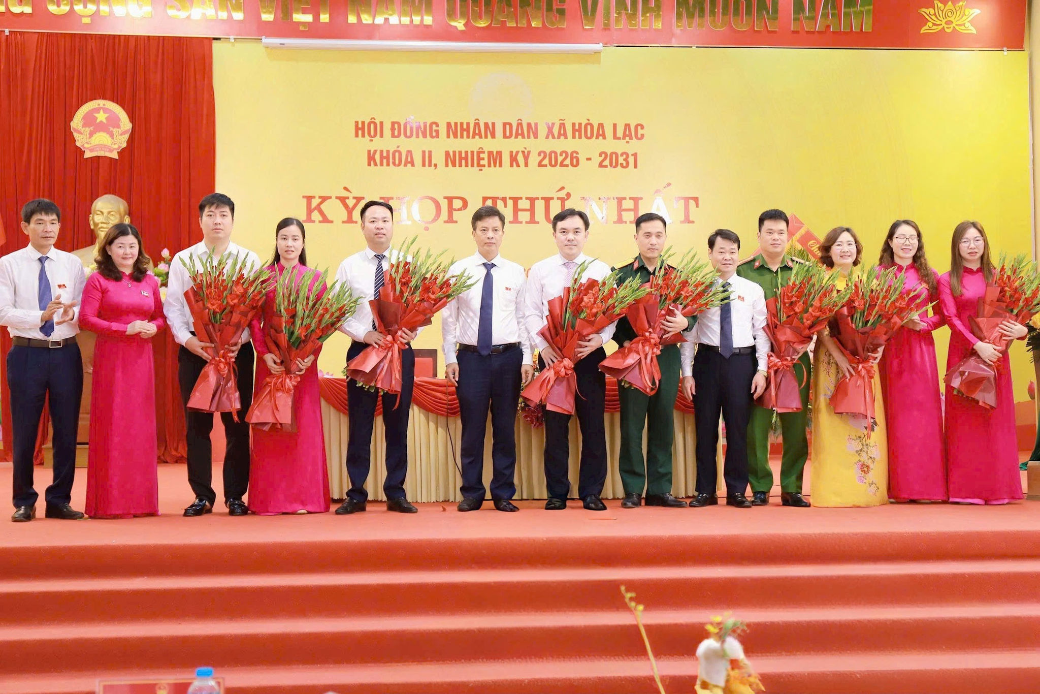 Chủ tịch, các Phó Chủ tịch UBND và Ủy viên UBND xã nhiệm kỳ 2026-2031 ra mắt tại kỳ họp. Ảnh: TH