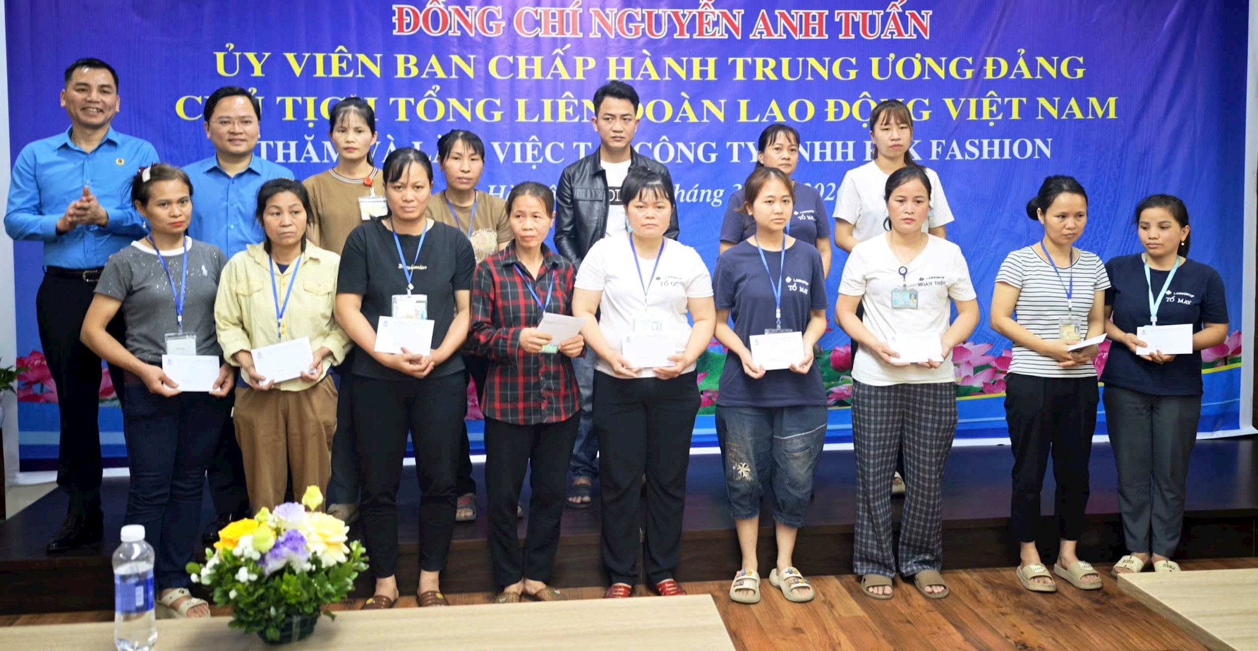 Lãnh đạo Tổng LĐLĐ Việt Nam v LĐLĐ thành phố Hà Nội trao nhiều phần quà ý nghĩa tới công nhân có hoàn cảnh khó khăn tại Công ty TNHH K+K Fashion. Ảnh: H. Hà