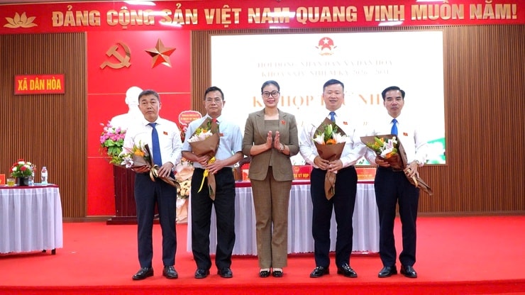 Trưởng ban Văn hóa - Xã hội, HĐND thành phố Hà Nội Bà Bạch Liên Hương tặng hoa chúc mừng các đồng chí thường trực HĐND xã Dân Hoà. Ảnh: PV.