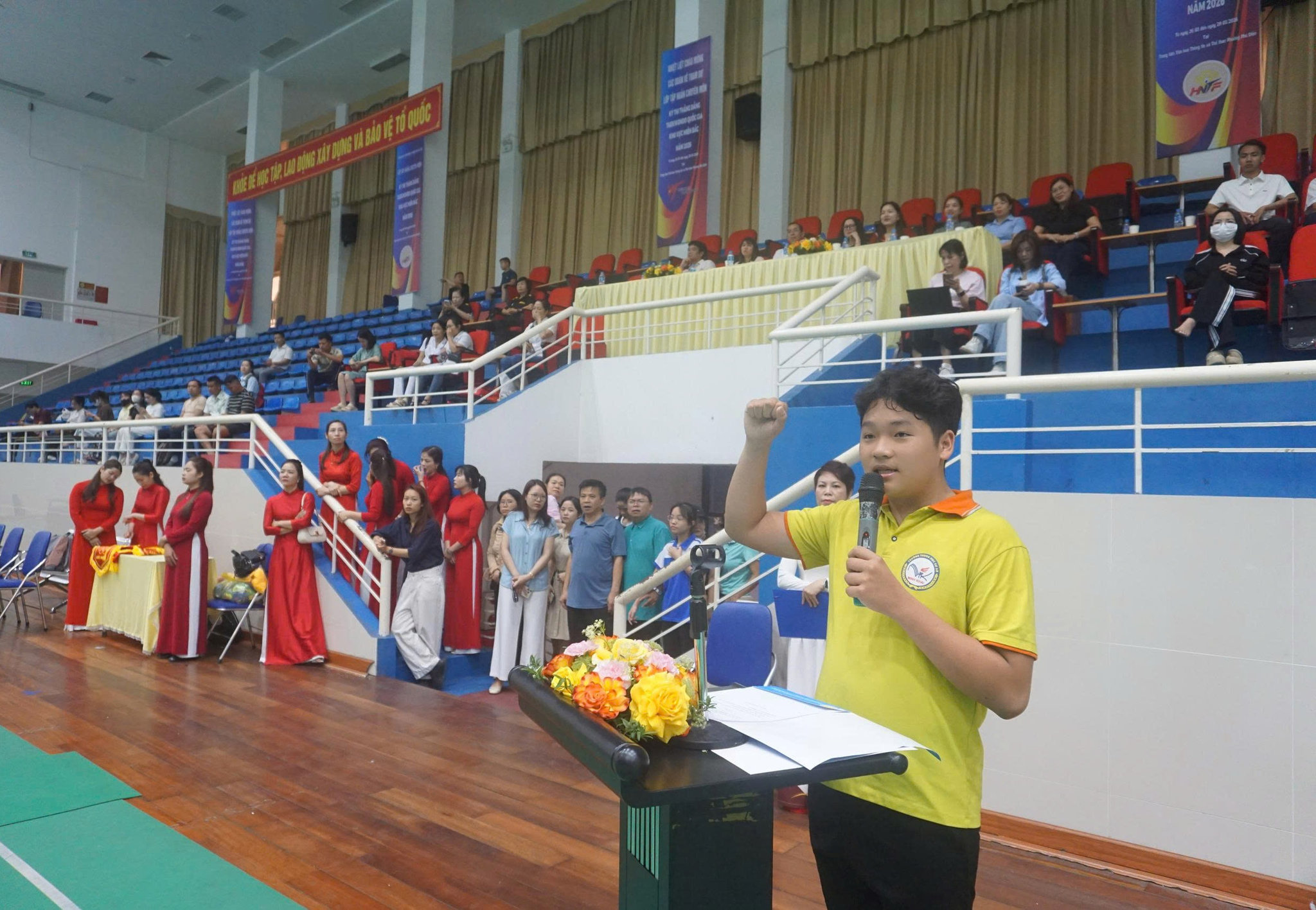 Đại diện học sinh tham gia thi đấu tuyên thệ. Ảnh PĐ