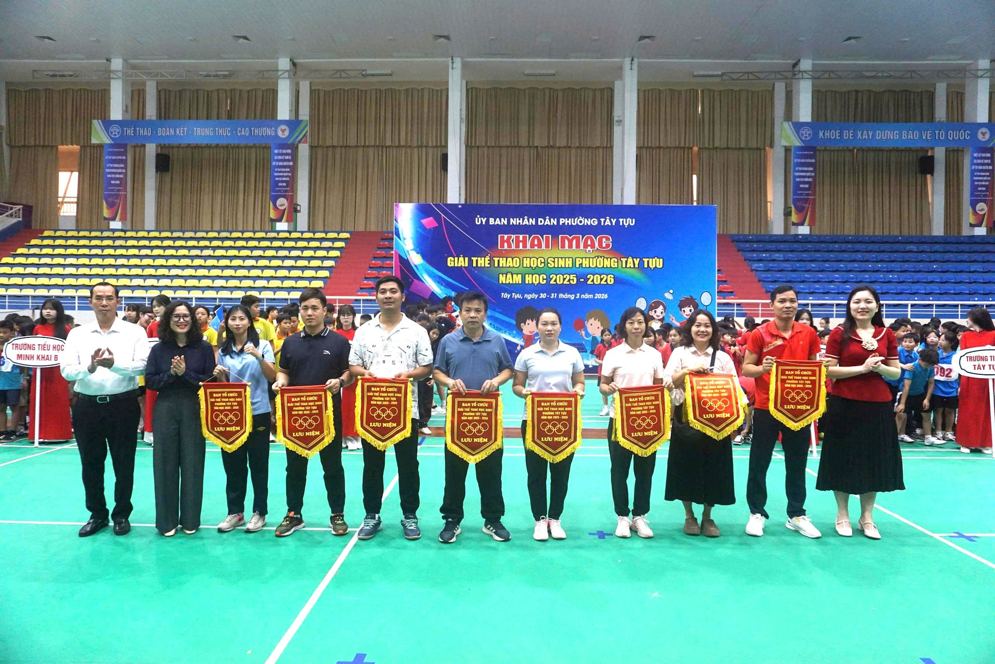 Đại diện các trường có đổi tutham gia giải nhận Cờ lưu niệm của Ban tổ chức. Ảnh P.Đ