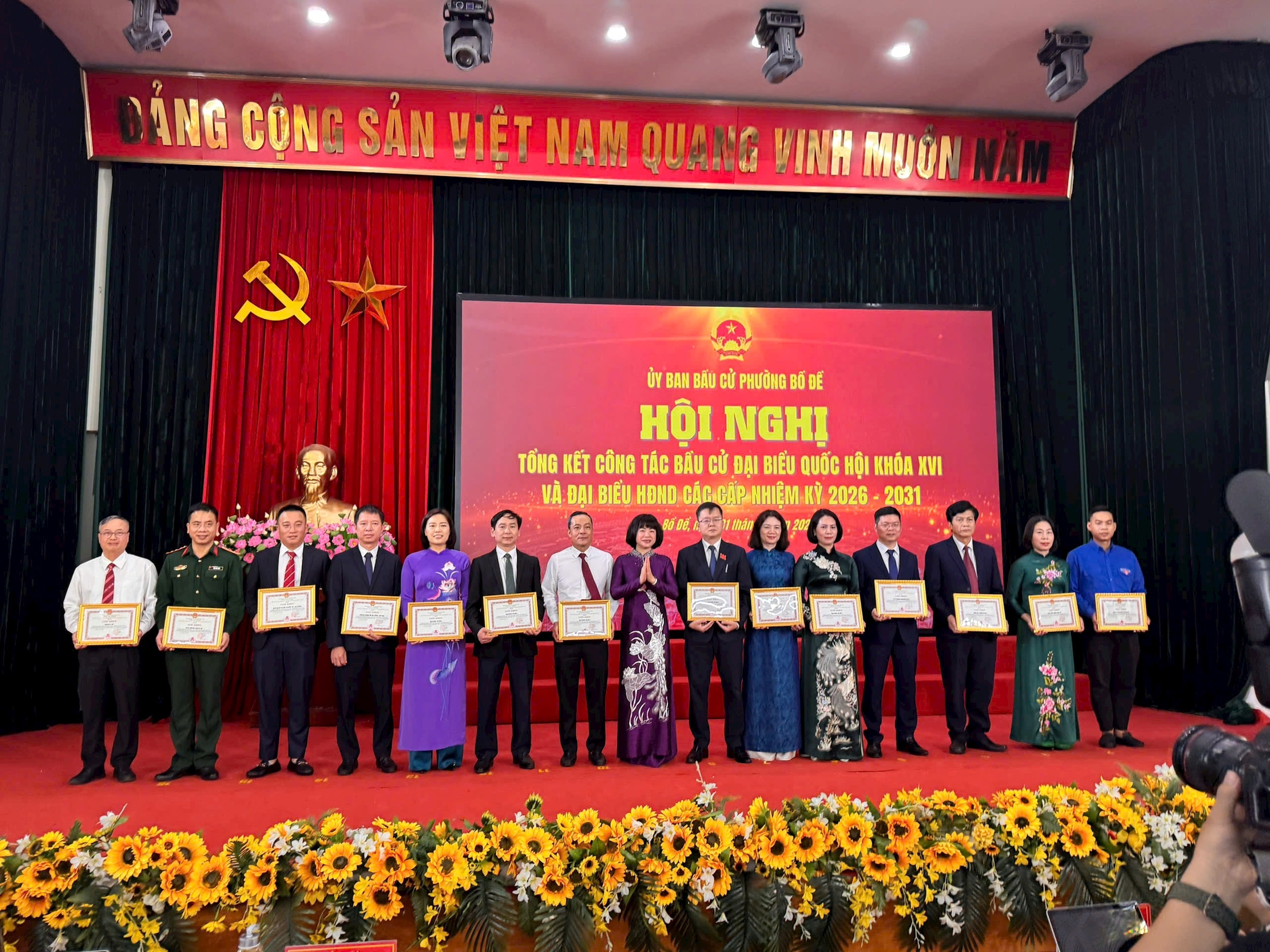 31-bang-khen-cua-chu-tich-phuong.jpg