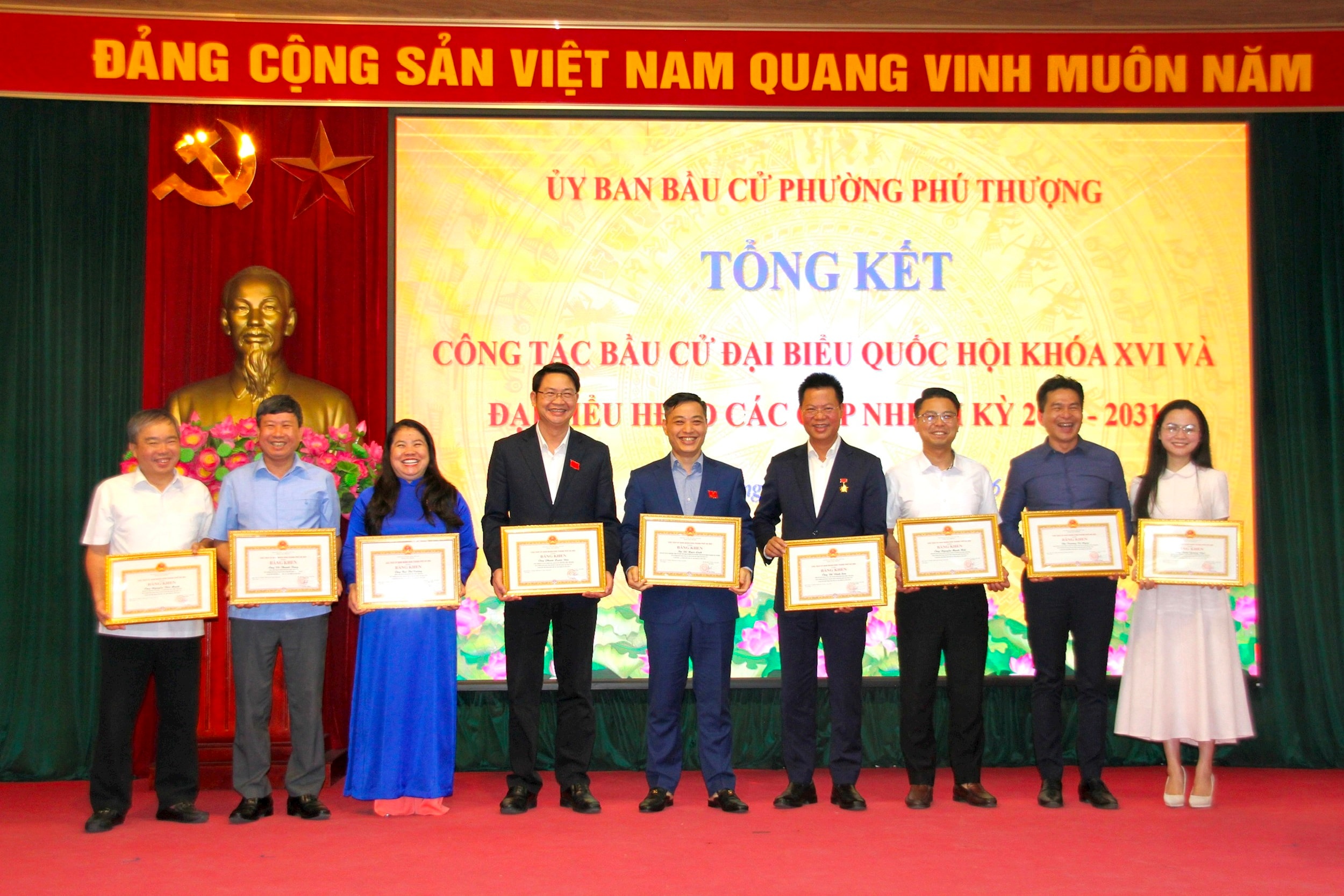 Các cá nhân có thành tích tiêu biểu được nhận Bằng khen của Chủ tịch UBND thành phố. Ảnh: CK