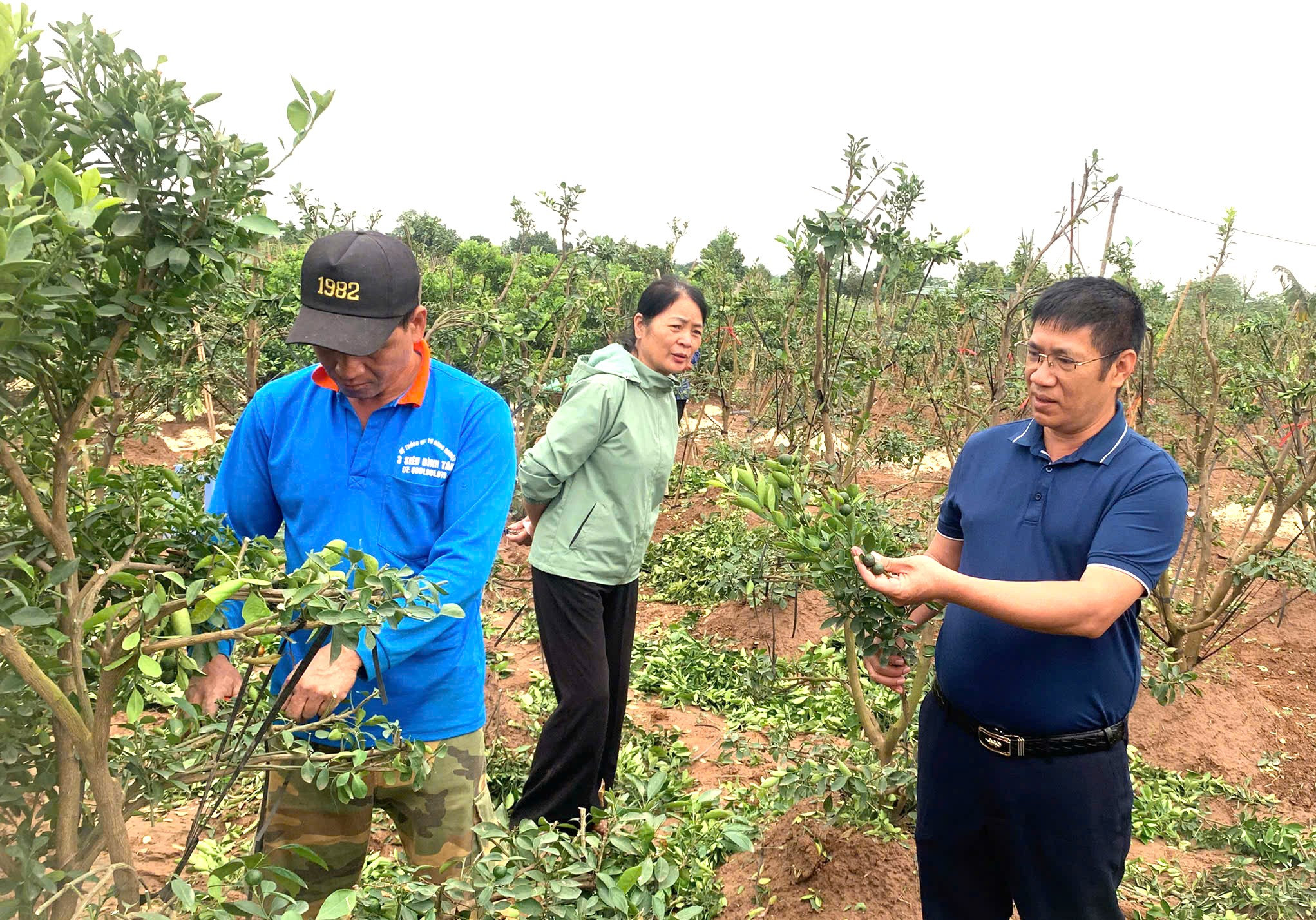 Chủ tịch Hội Nông dân xã Nam Phù Bùi Văn Bình (phải ảnh) đến thăm mô hình kinh tế của hộ nông dân Chử Thị Bích Hà. Ảnh: Bảo Thoa