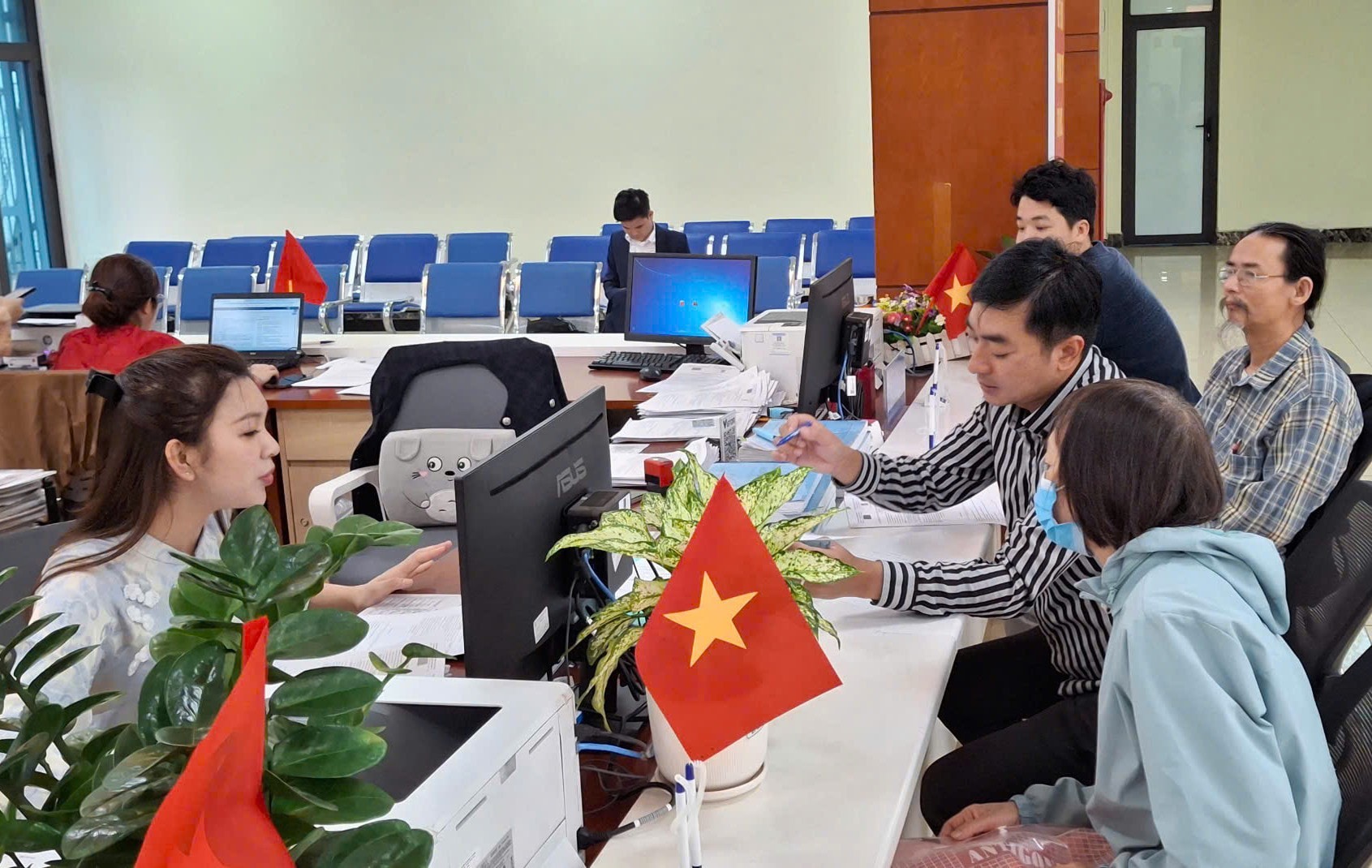 cong-dan-lam-thu-tuc-hanh-chinh-tai-chi-nhanh-so-11-trung-tam-phuc-vu-hanh-chinh-cong-thanh-pho-ha-noi.-anh-hien-chi.jpg