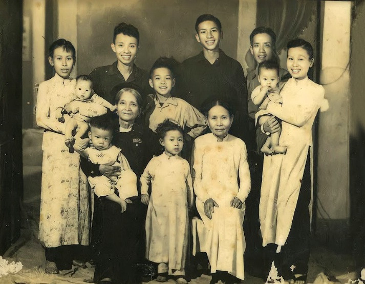 Ảnh gia đình nghệ sĩ, trong đó NSND Đoàn Thanh Bình được mẹ bế (bên phải), bên cạnh là NSND Cả Tam - bà nội của nghệ sĩ. NVCC