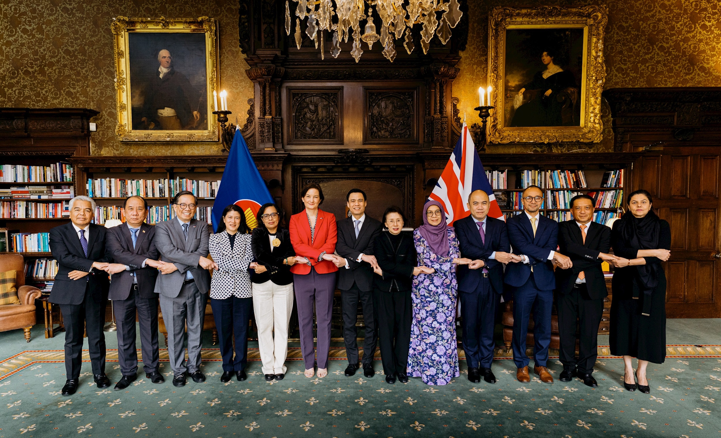 quan-chuc-cao-cap-cac-nuoc-asean-va-anh.jpeg