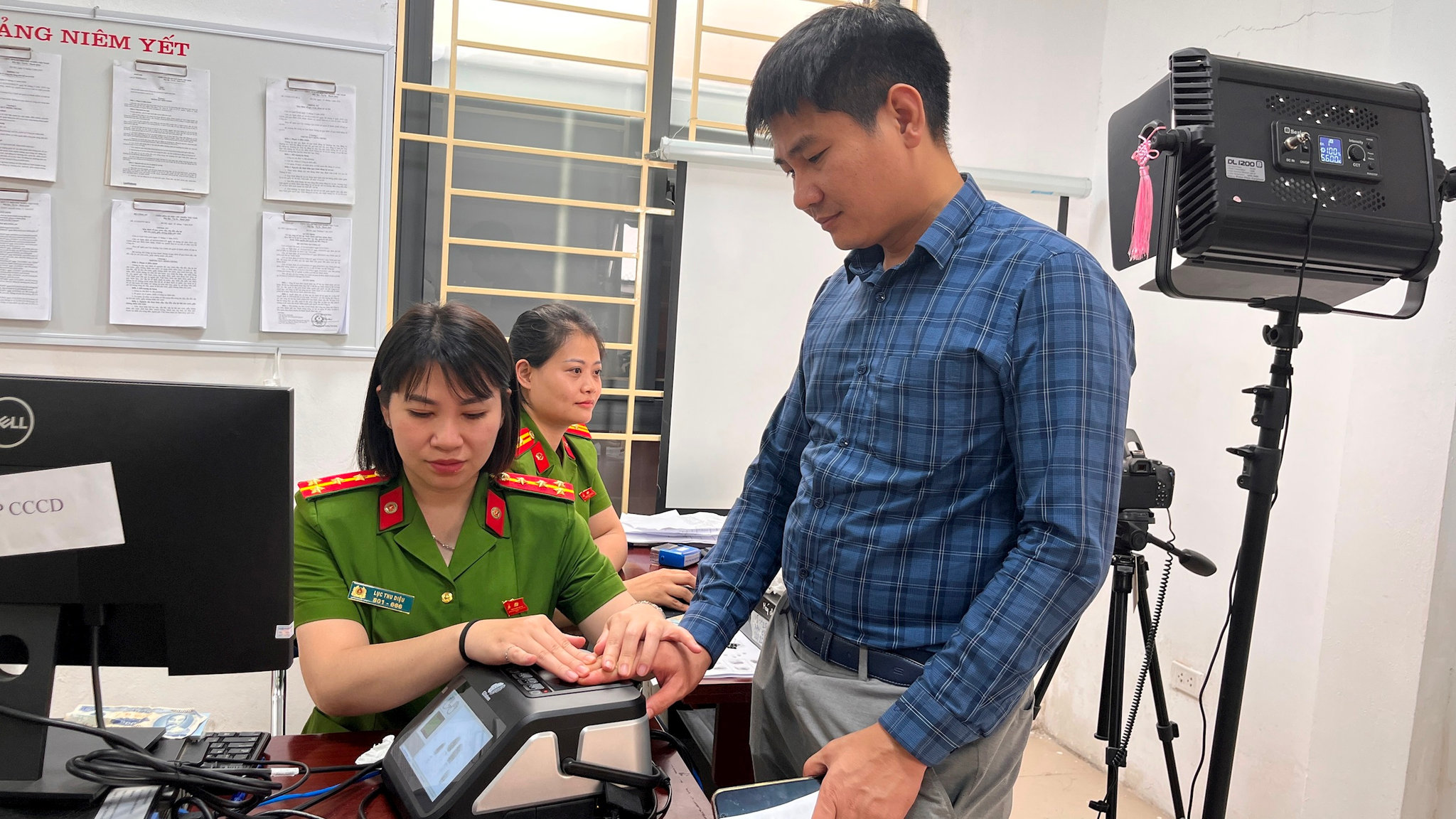 Công an phường Vĩnh Tuy hiện đại hóa bộ phận một cửa.