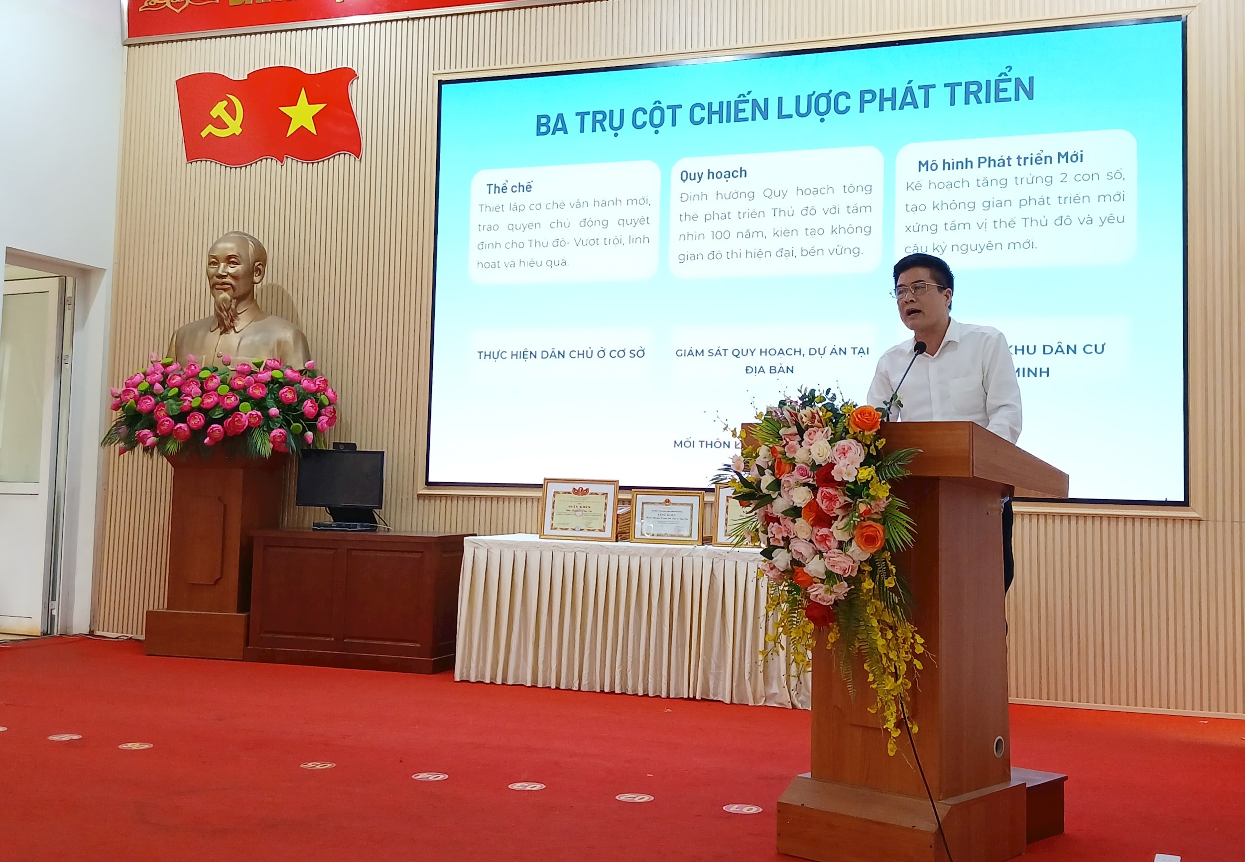 Chủ tịch Uỷ ban MTTQ Việt Nam xã Ngọc Hồi Vũ Hồng Khanh trình bày Chương trình hành động của Ủy ban MTTQ Việt Nam xã Ngọc Hồi. Ảnh: Hoàng Quh