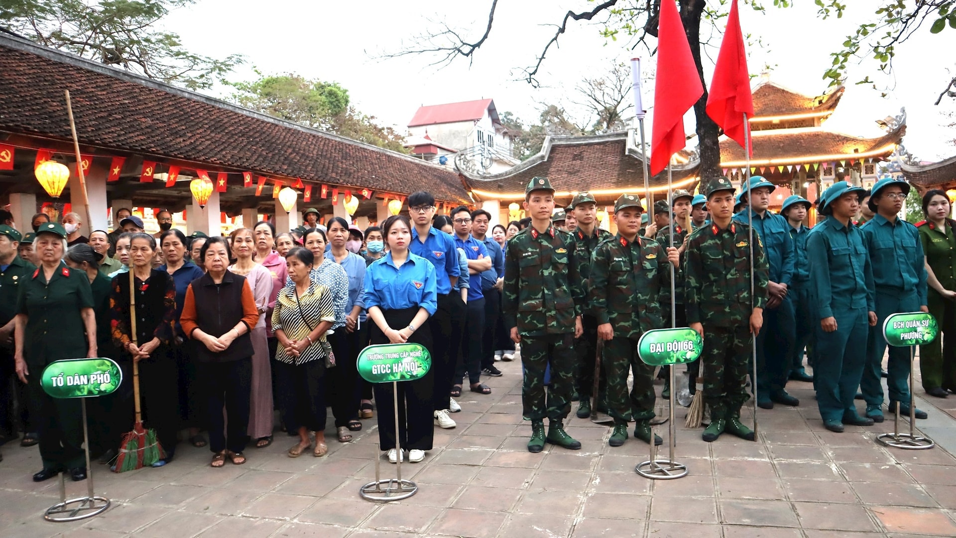 Phường Tây Tựu tổ chức ra quân đảm bảo vệ sinh môi trường. Ảnh: TV