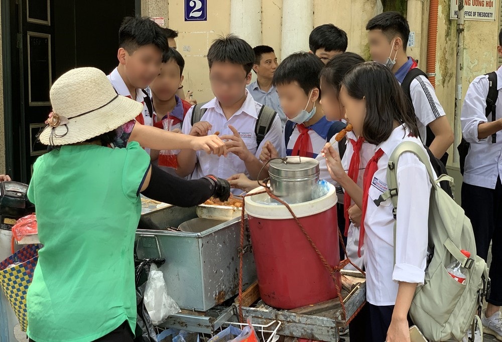 Bán chất gây nghiện, thực phẩm không bảo đảm an toàn cho trẻ em bị phạt tới 40 triệu đồng- Ảnh 1.