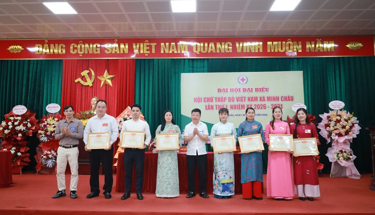 UBND xã Minh Châu khen thưởng nhiều cá nhân có thành tích xuất sắc trong công tác Hội và phong trào Chữ thập đỏ nhiệm kỳ 2021-2026. (Ảnh: PV).