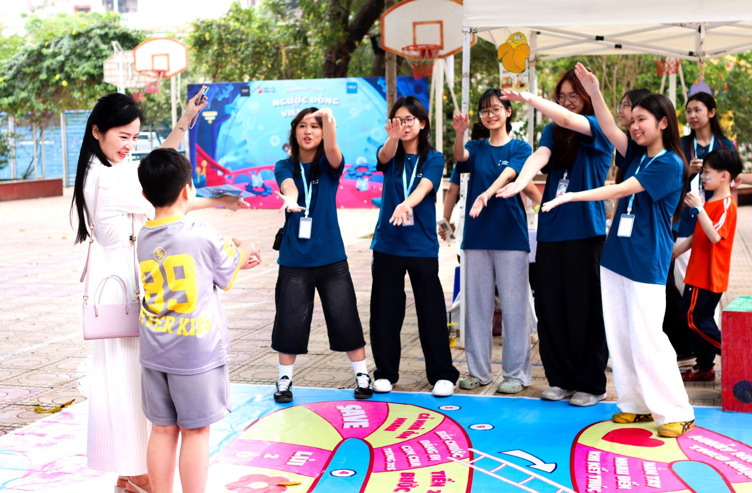 children-interact-with-scribbles-project-members-at-scribbles-exhibition-2026..jpg