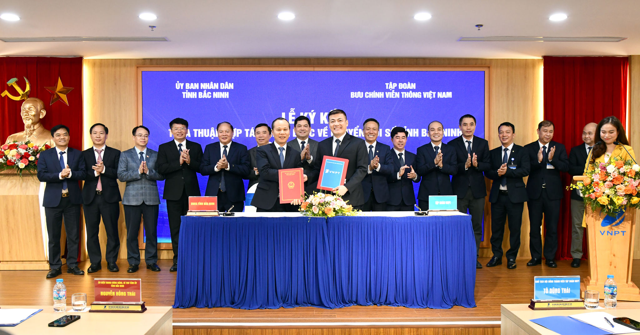 dong-chi-mai-son-pho-chu-tich-thuong-truc-ubnd-tinh-bac-ninh-va-dong-chi-ngo-dien-hy-pho-tong-giam-doc-tap-doan-vnpt-thuc-hien-nghi-thuc-ky-ket-hop-tac.jpg