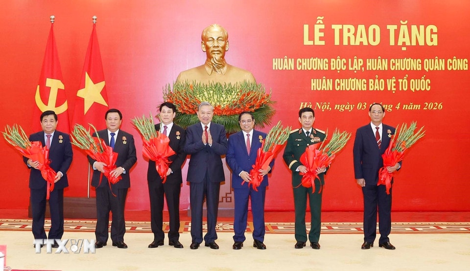 le-trao-tang-huan-chuong-doc-lap-huan-chuong-quan-cong-huan-chuong-bao-ve-to-quoc-cho-lanh-dao-chu-chot-lanh-dao-cap-cao-cua-dang-nha-nuoc-2.jpg