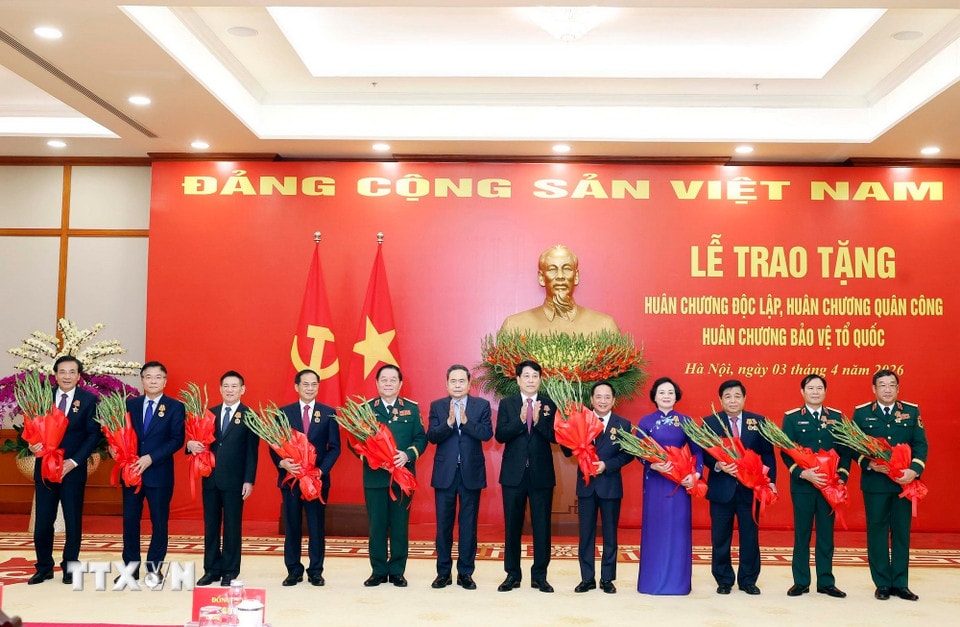 le-trao-tang-huan-chuong-doc-lap-huan-chuong-quan-cong-huan-chuong-bao-ve-to-quoc-cho-lanh-dao-chu-chot-lanh-dao-cap-cao-cua-dang-nha-nuoc-5.jpg