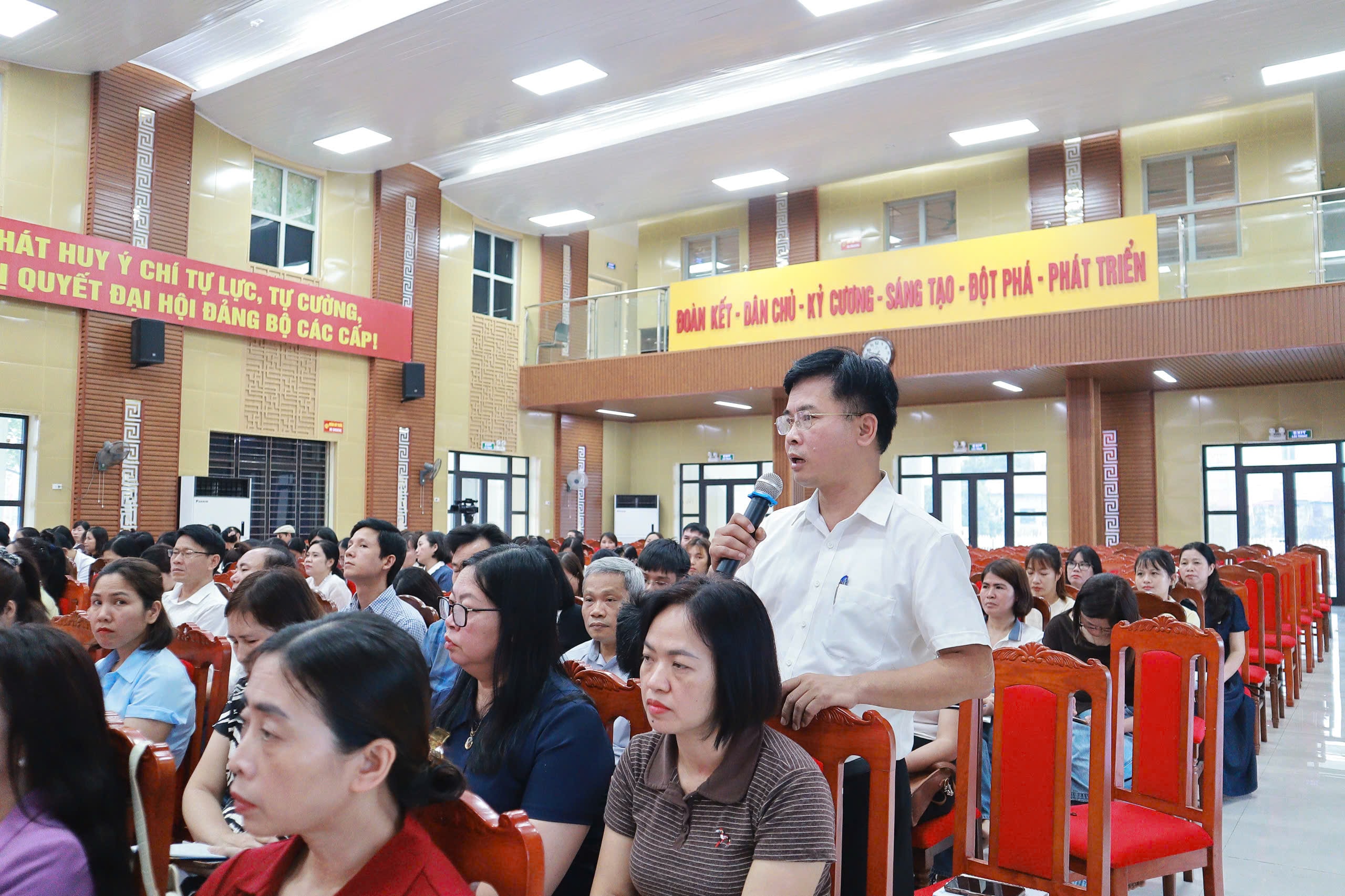 đại diện các nhà trường tham luận tại hội nghị. Ảnh: Minh Phú