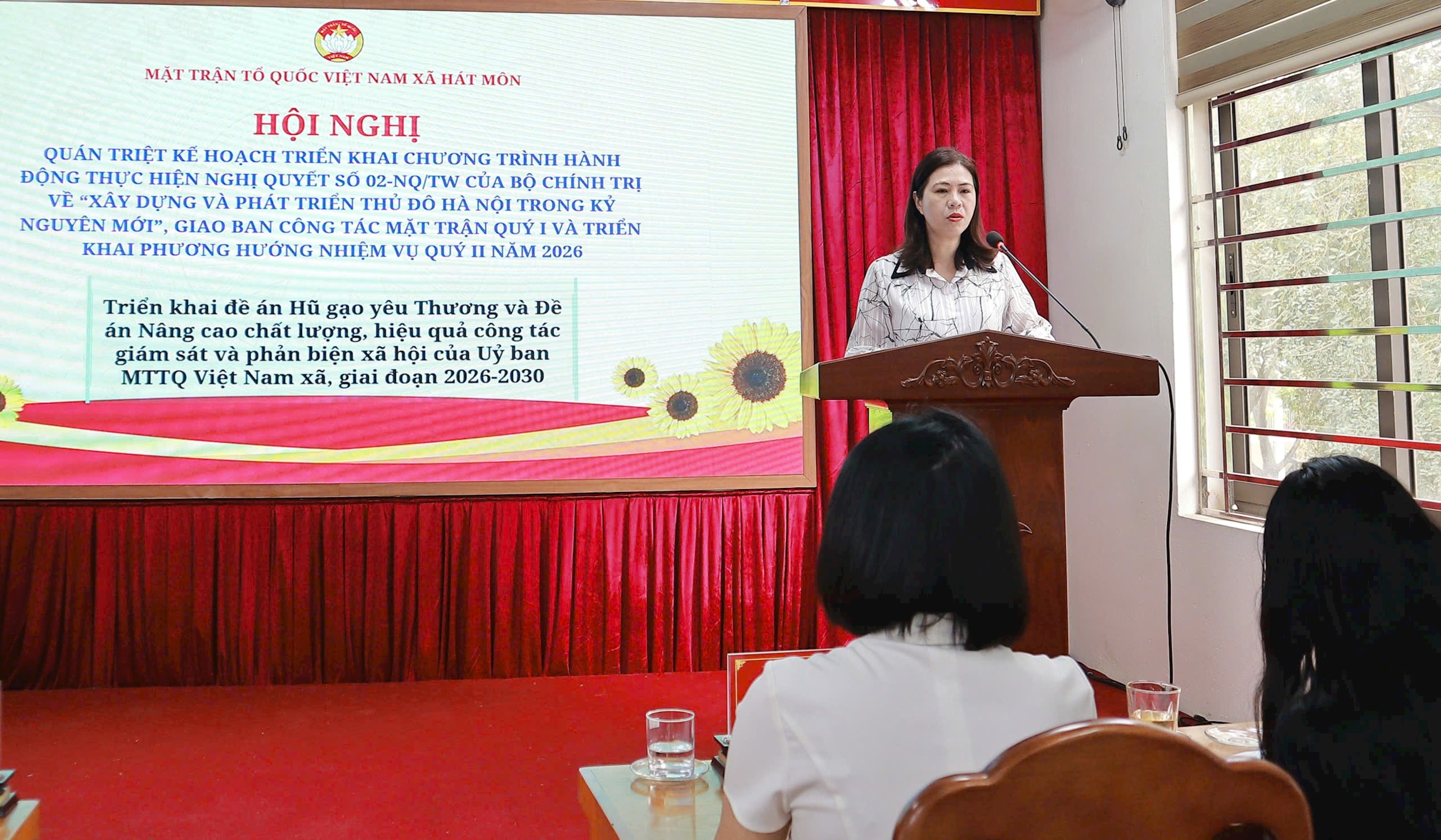 Chủ tịch Hội Liên hiệp Phụ nữ xã Trịnh Thị Duyên đã triển khai Đề án “Hũ gạo yêu thương”. Ảnh: Minh Phu
