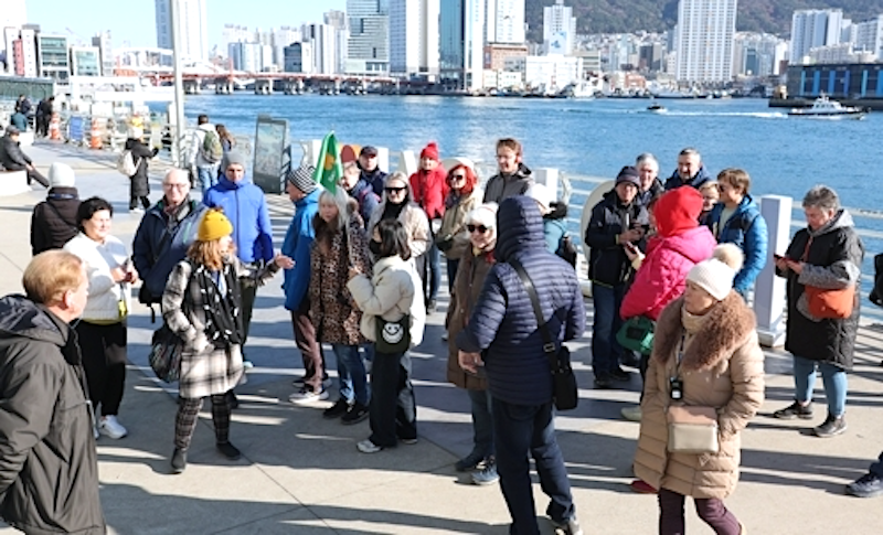 Khách du lịch nước ngoài tại Busan, Hàn Quốc. Ảnh: Yonhap News
