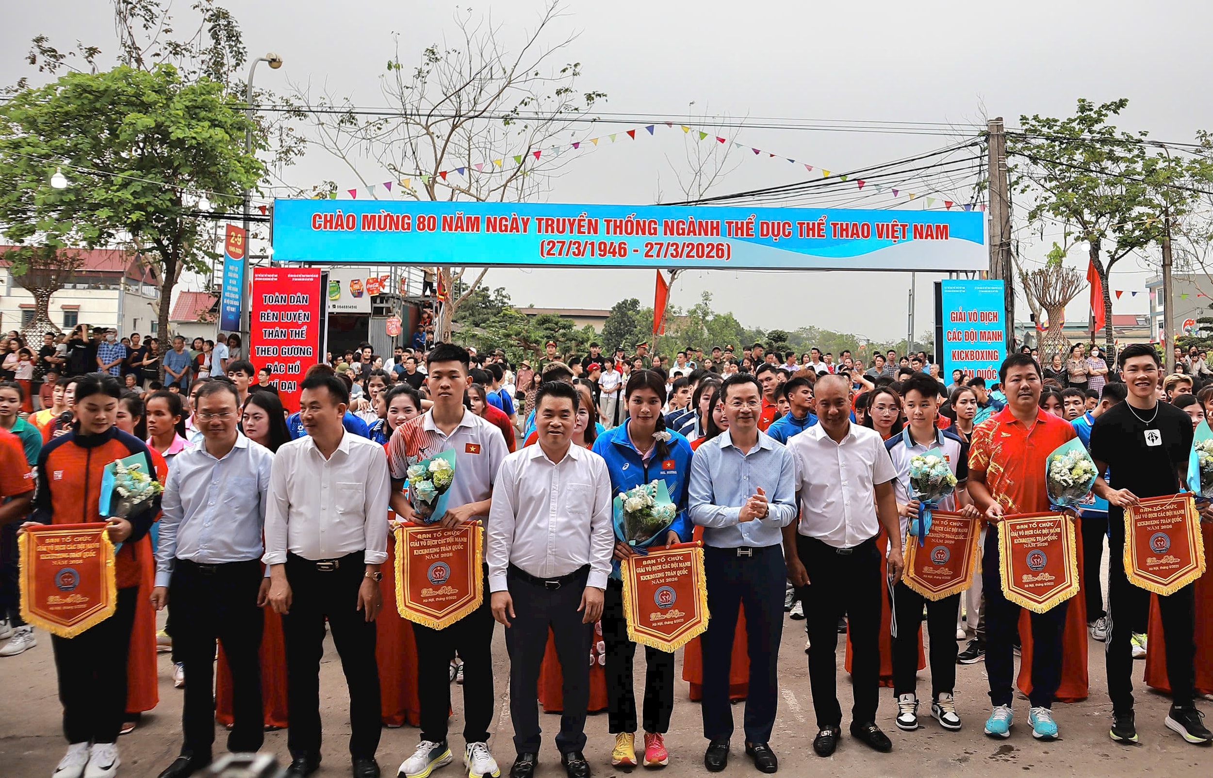 Ban tổ chức trao cờ và chụp ảnh lưu niệm cùng các đội thi. Ảnh: Minh Phú