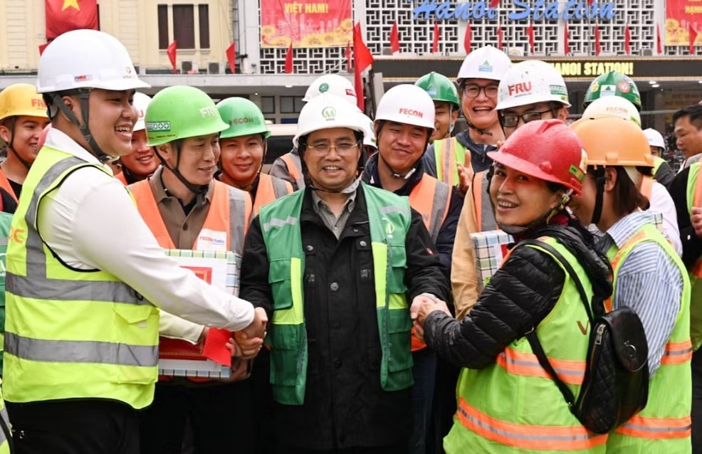 thu-tuong-chinh-phu-pham-minh-chinh-tham-dong-vien-cac-don-vi-thi-cong-ga-s12-tran-hung-dao-thuoc-du-an-tuyen-duong-sat-do-thi-thi-diem-doan-nhon-ga-ha-noi.-anh-tran-hai.jpg