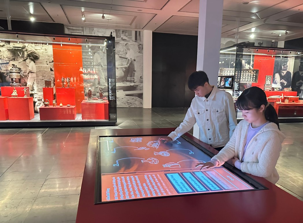 I turisti possono sperimentare applicazioni di tecnologia digitale integrate con mostre al Museo di Hanoi. - anh-hoang-quyen.jpg