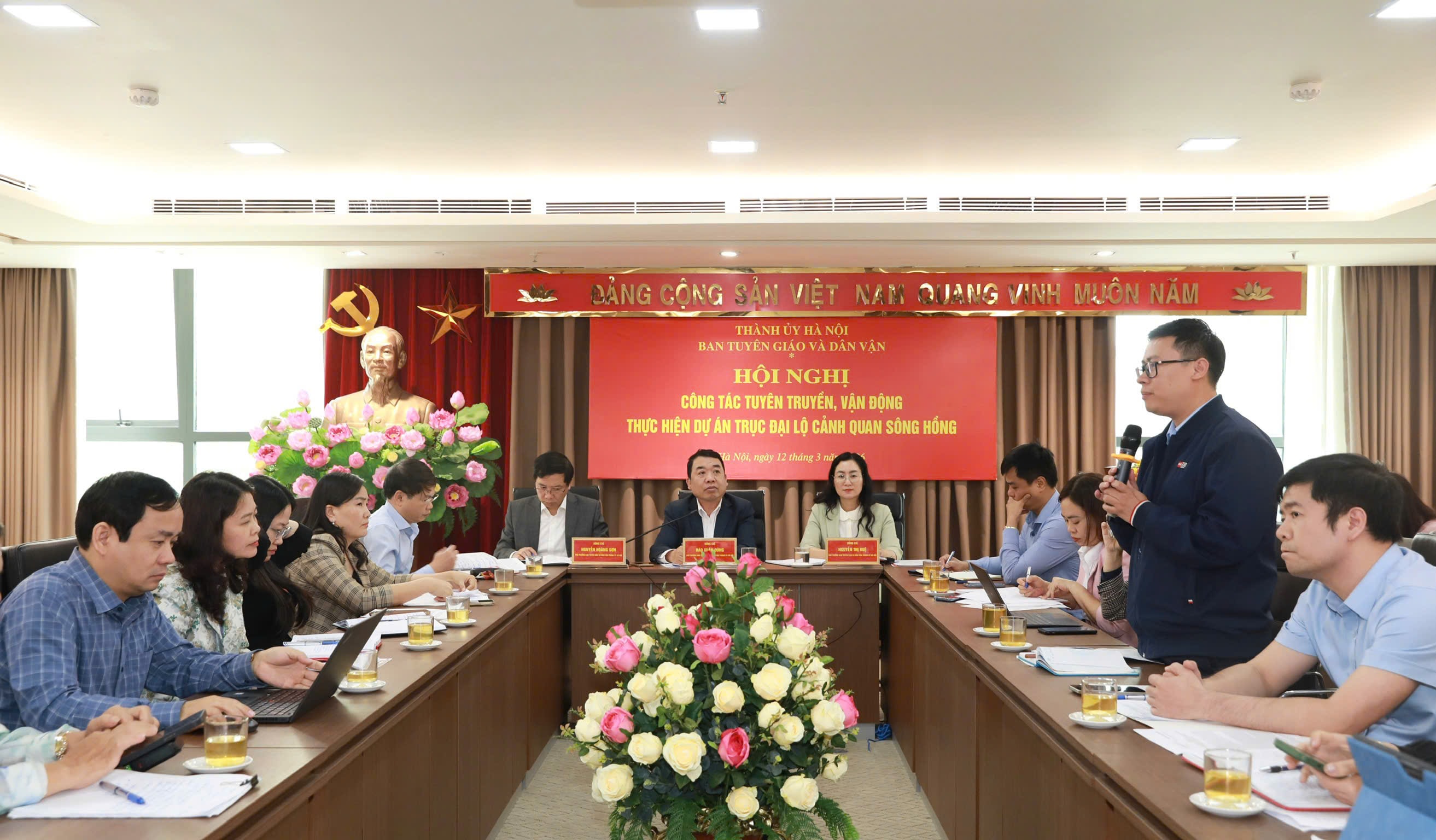 conferenza-per-implementare-propaganda-e-mobilitazione-per-il-progetto-del-viale-panoramico-del-fiume-rosso.-anh-huong-ly.jpg