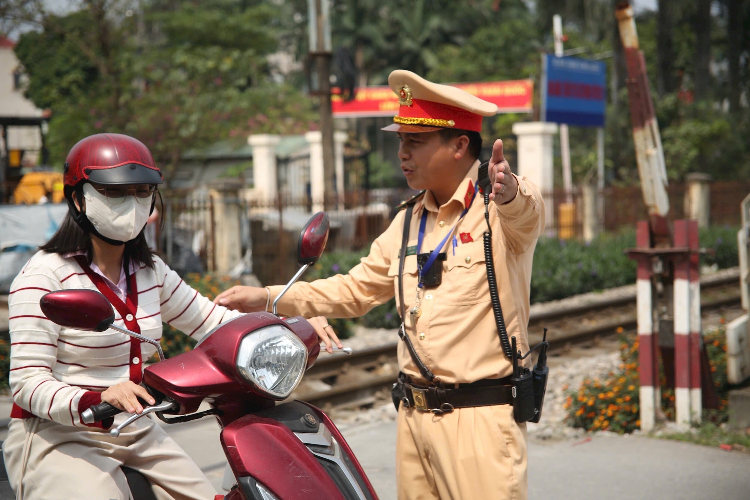 La polizia stradale di Hanoi fornisce indicazioni agli utenti della strada sull'utilizzo del tratto stradale prescritto.