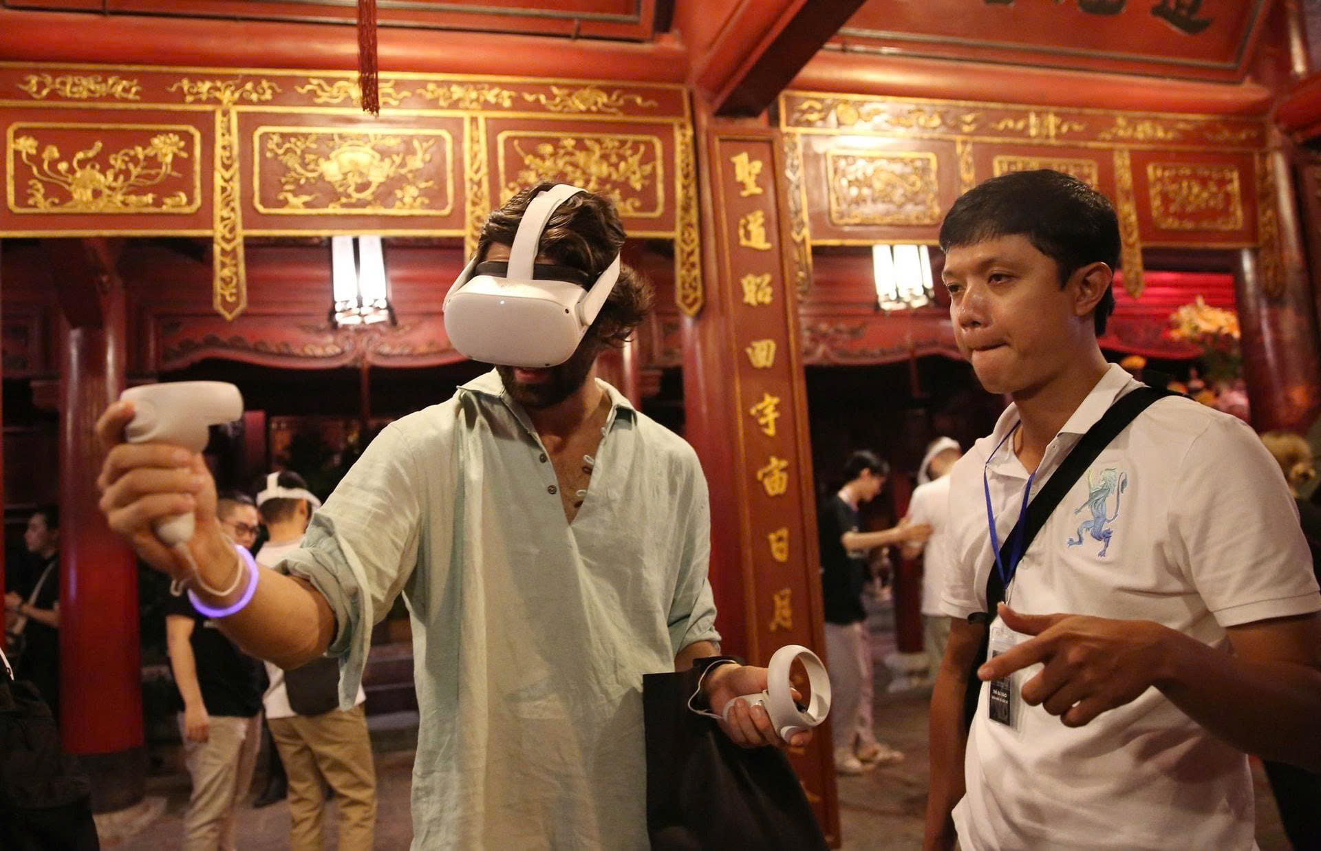 Tại không gian của khu Thành đạt trong tour Trải nghiệm đêm Văn Miếu - Quốc Tử Giám , du khách sẽ được trải nghiệm công nghệ Leap motion (điều khiển chuyển động 3D) để khám phá nội dung của các cuốn sách tại khu di tích. Ảnh: Viết Thành