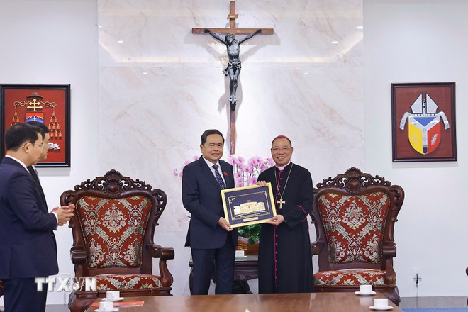 Chủ tịch Quốc hội Trần Thanh Mẫn tặng quà Tổng Giáo phận Hà Nội. (Ảnh: Doãn Tấn/TTXVN)