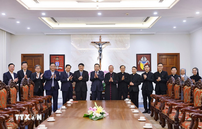 Chủ tịch Quốc hội Trần Thanh Mẫn với Tổng Giám mục Tổng Giáo phận Hà Nội Vũ Văn Thiên và các linh mục. (Ảnh: Doãn Tấn/TTXVN)