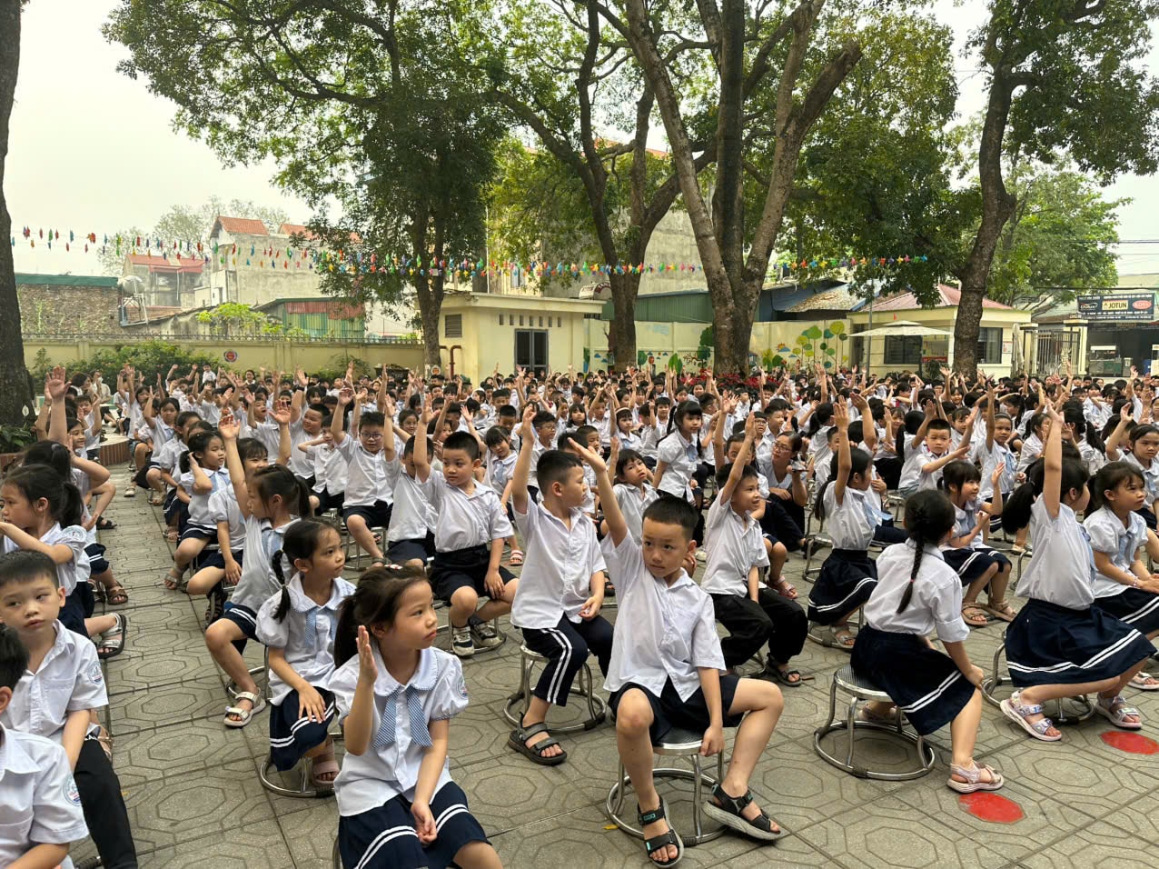 Các học sinh hào hứng tham gia giao lưu. Ảnh Thu Oanh