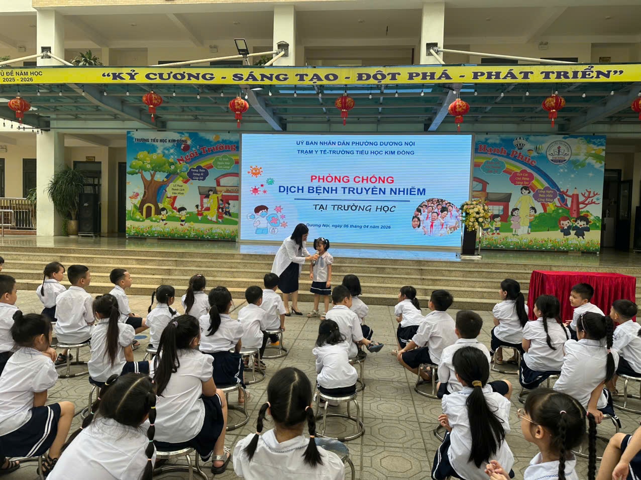 Các học sinh hào hứng tham gia giao lưu. Ảnh Thu Oanh