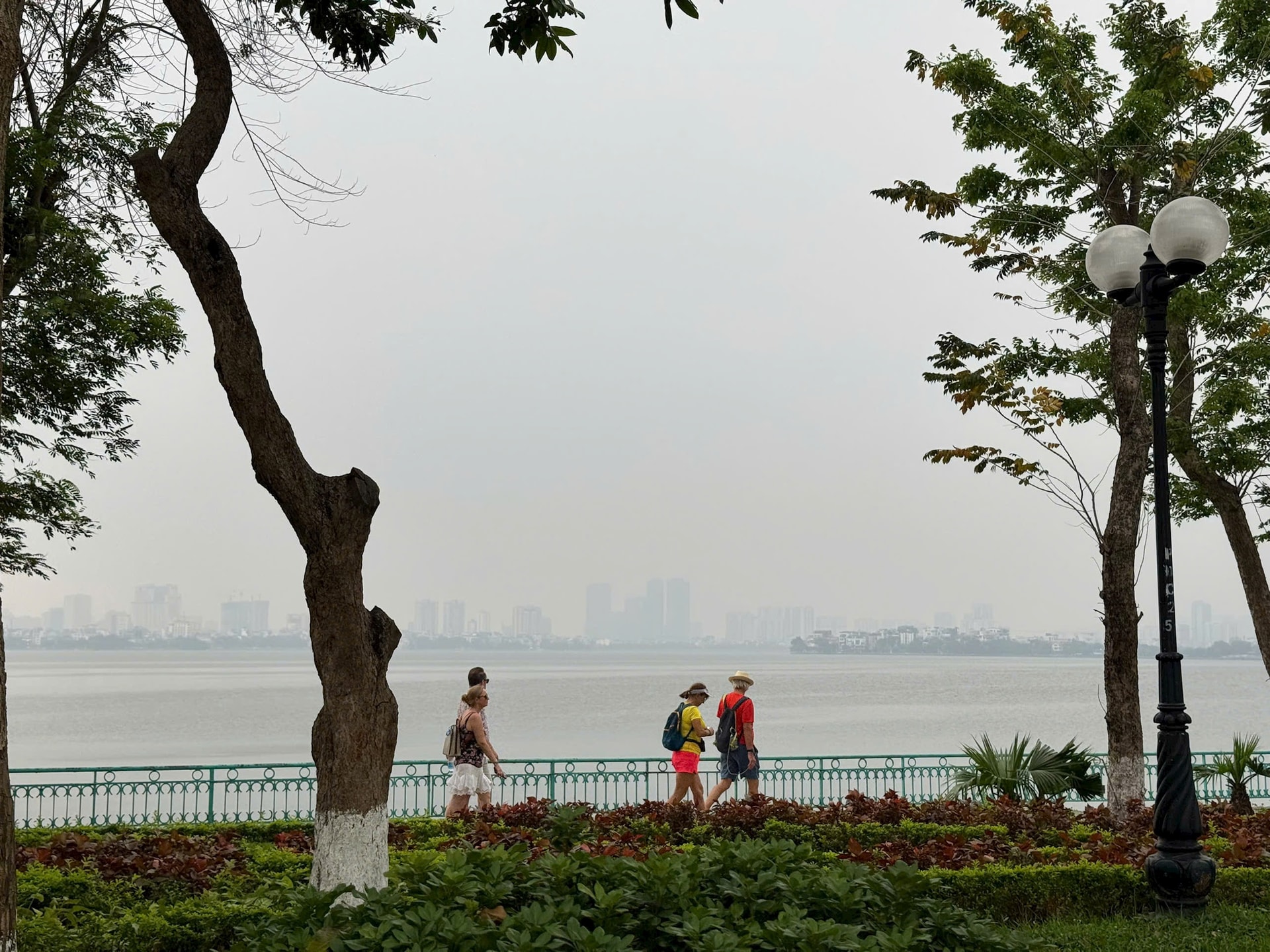 (توضیح تصویر: ۵ گردشگر در حال قدم زدن در کنار دریاچه غربی در میان مه ملایم، از مناظر آرام و دل‌انگیز آن لذت می‌برند..jpg)