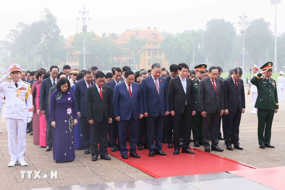 Tổng Bí thư Tô Lâm cùng các đồng chí Lãnh đạo Đảng, Nhà nước và Đại biểu Quốc hội khóa XVI kính cẩn tưởng niệm Chủ tịch Hồ Chí Minh. (Ảnh: An Đăng/TTXVN)