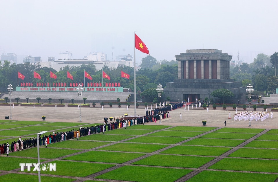 Đại biểu Quốc hội khóa XVI vào Lăng viếng Chủ tịch Hồ Chí Minh. (Ảnh: Dương Giang/TTXVN)