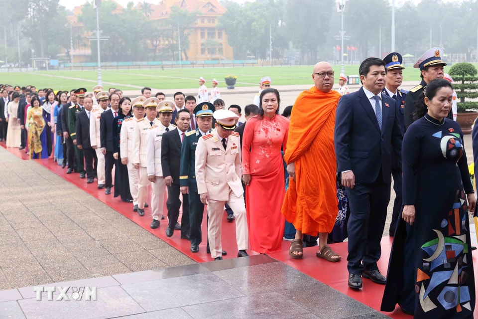 Các đại biểu Quốc hội khóa XVI vào Lăng viếng Chủ tịch Hồ Chí Minh. (Ảnh: An Đăng/TTXVN)
