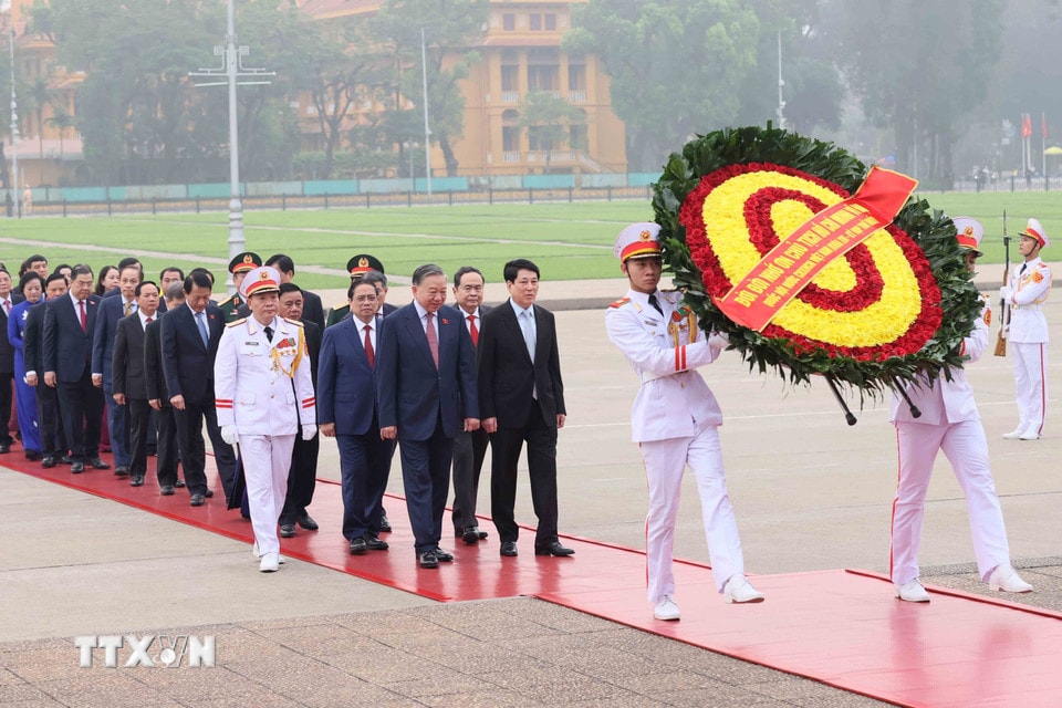 Tổng Bí thư Tô Lâm cùng các đồng chí Lãnh đạo Đảng, Nhà nước và Đại biểu Quốc hội khóa XVI đến đặt vòng hoa và vào Lăng viếng Chủ tịch Hồ Chí Minh. (Ảnh: An Đăng/TTXVN)