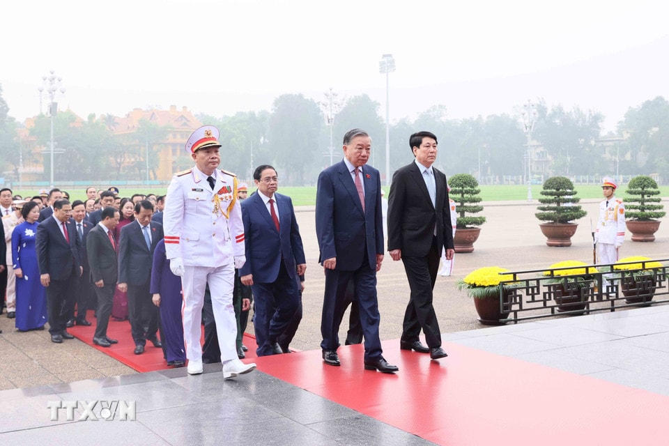 Tổng Bí thư Tô Lâm dẫn đầu Đoàn Đại biểu Quốc hội khóa XVI vào Lăng viếng Chủ tịch Hồ Chí Minh. (Ảnh: An Đăng/TTXVN)