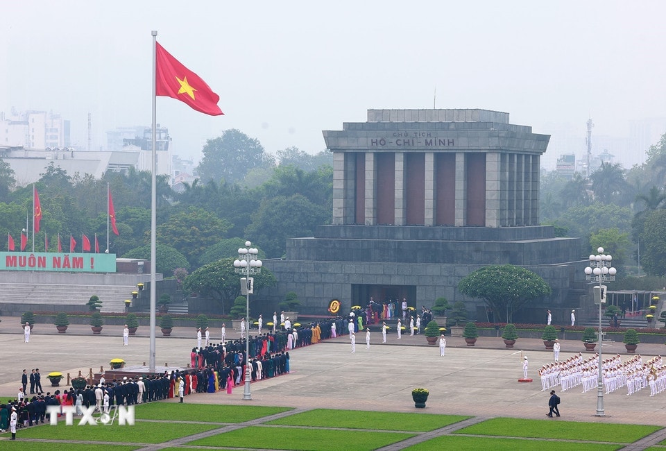 Đại biểu Quốc hội khóa XVI vào Lăng viếng Chủ tịch Hồ Chí Minh. (Ảnh: Dương Giang/TTXVN)