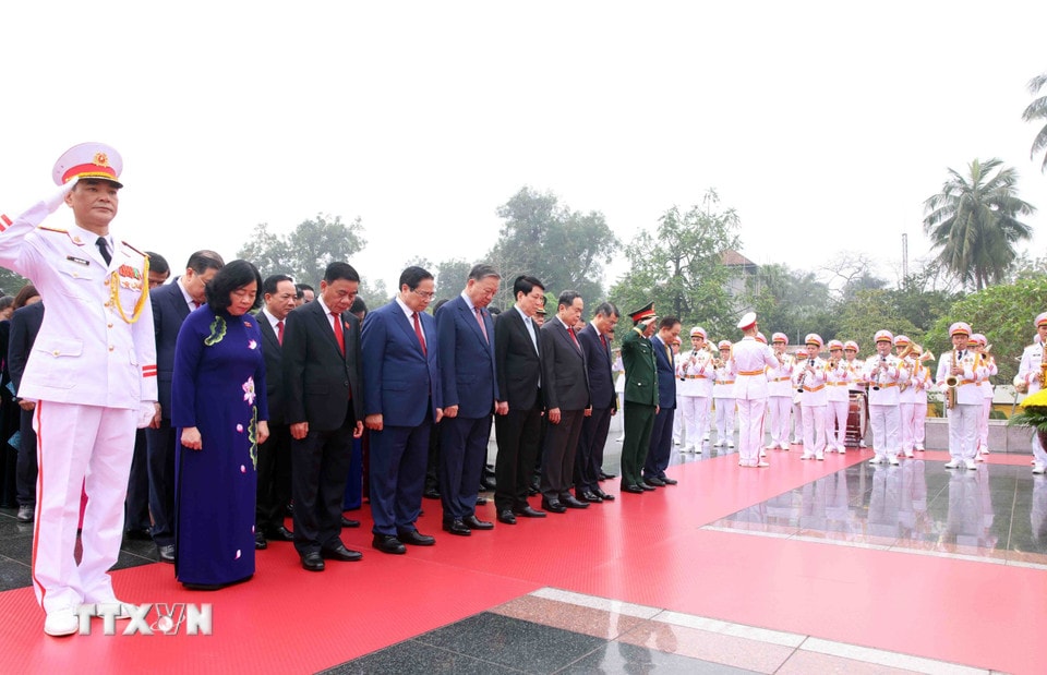 Lãnh đạo Đảng, Nhà nước và Đại biểu Quốc hội tưởng niệm các Anh hùng, liệt sỹ. (Ảnh: Phạm Kiên/TTXVN)