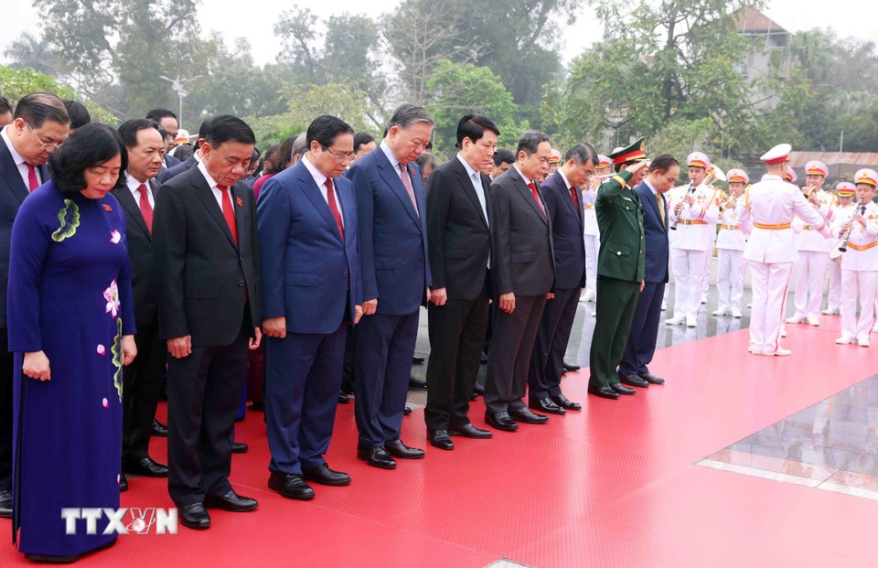 Lãnh đạo Đảng, Nhà nước và Đại biểu Quốc hội tưởng niệm các Anh hùng, liệt sỹ. (Ảnh: Phạm Kiên/TTXVN)