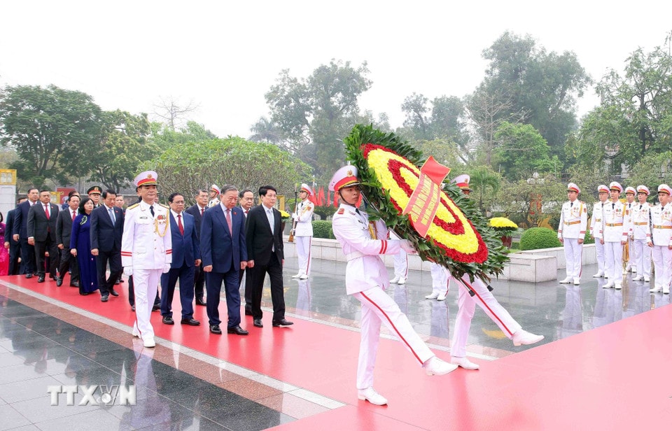 Lãnh đạo Đảng, Nhà nước và Đại biểu Quốc hội đặt vòng hoa tưởng niệm các Anh hùng, liệt sỹ. (Ảnh: Phạm Kiên/TTXVN)