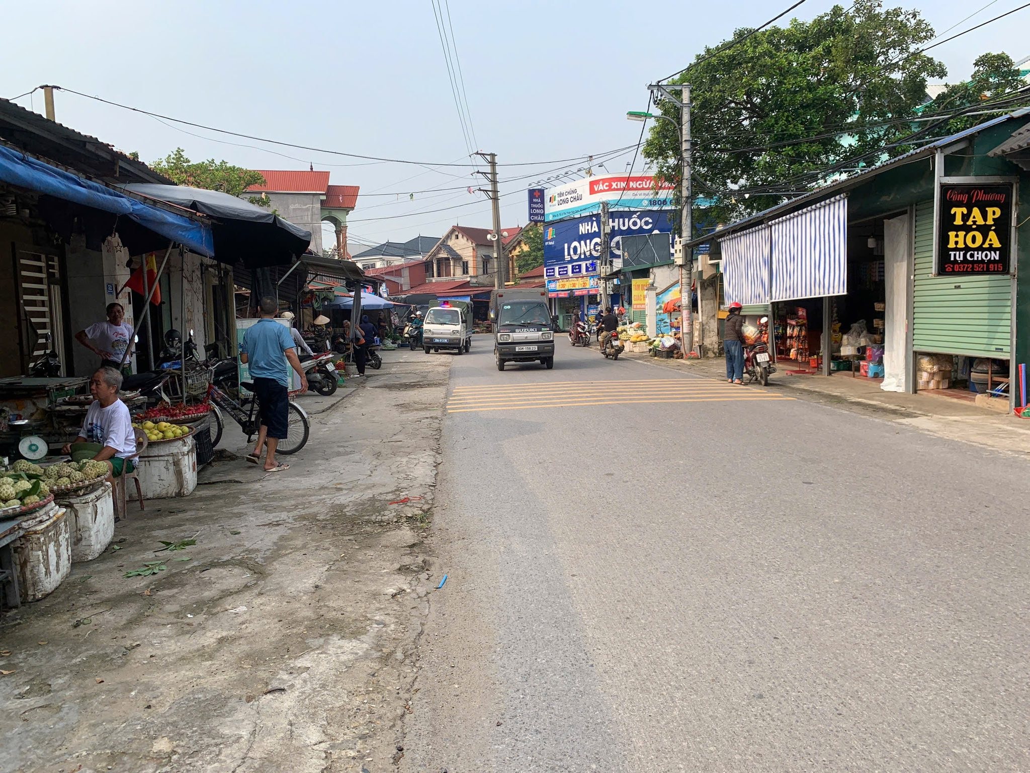 Bên cạnh việc tăng cường kiểm tra định kỳ, đột xuất để kiểm soát an toàn thực phẩm, xã Kim Anh cũng kiên quyết chấm dứt tình trạng lấn chiếm lòng đường, vỉa hè để buôn bán thực phẩm. Ảnh minh họa: Lương