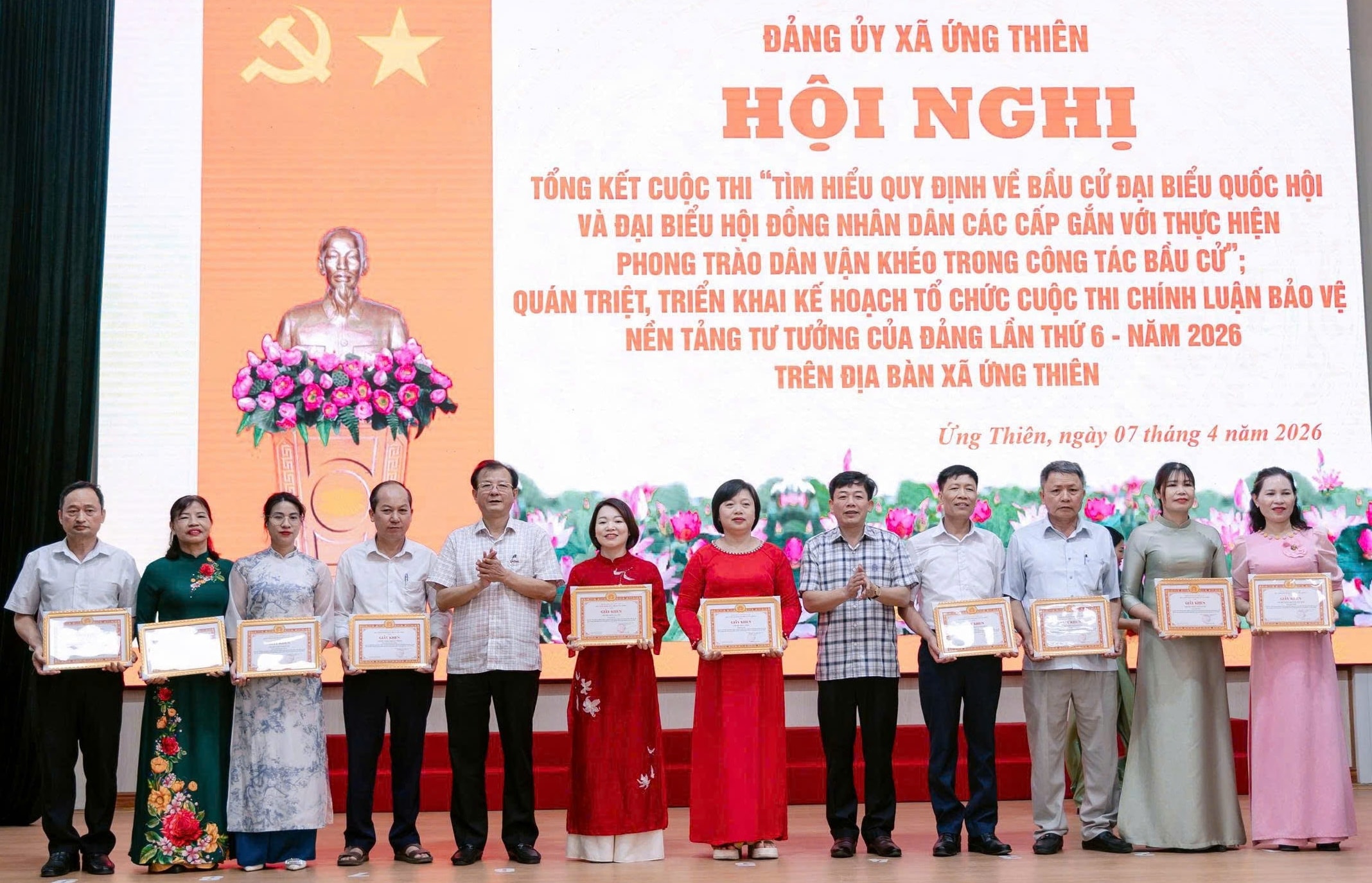 Lãnh đạo xã khen thưởng các tập thể, cá nhân. Ảnh: Cao Hồng