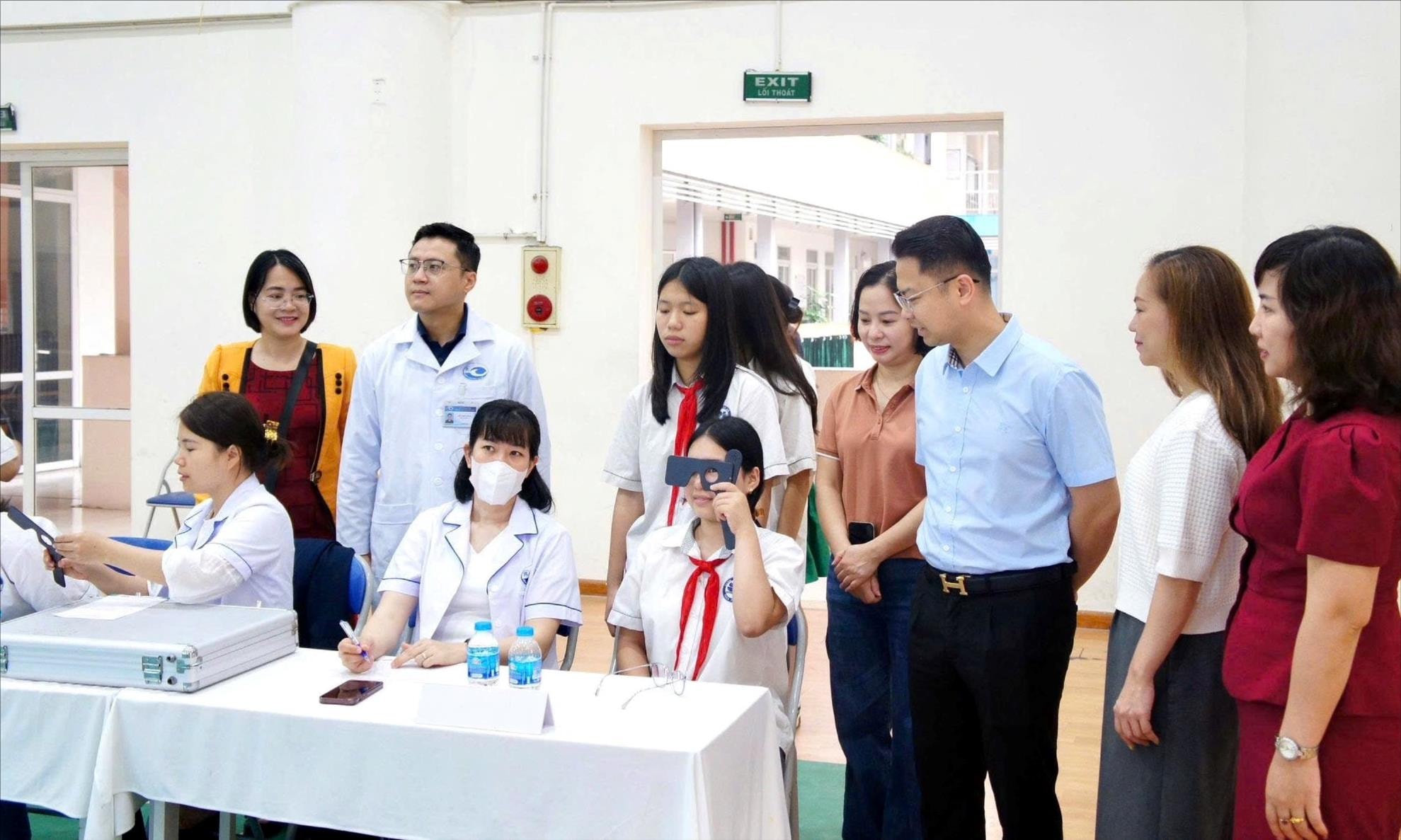 Tại Trường THCS Phú Thượng, các em học sinh đã được đội ngũ y bác sĩ thăm khám, kiểm tra thị lực, tư vấn cách bảo vệ và chăm sóc mắt đúng cách.