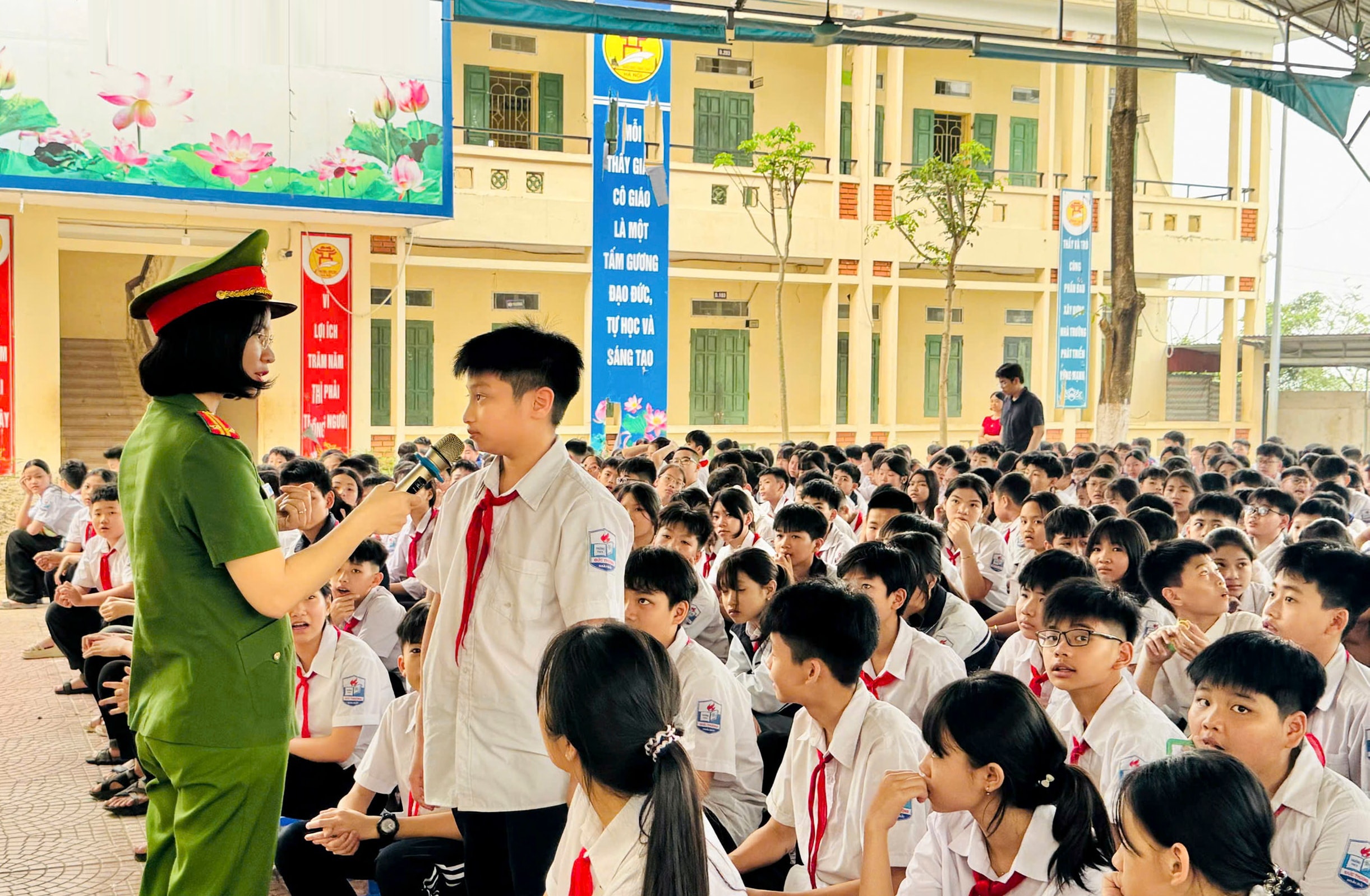 can-bo-cong-an-xa-hoai-duc-tuyen-truyen-cho-hoc-sinh-truong-trung-hoc-co-so-duc-thuong-ve-cach-su-dung-mang-xa-hoi-an-toan-thang-4-2026.-anh-do-hanh.jpg