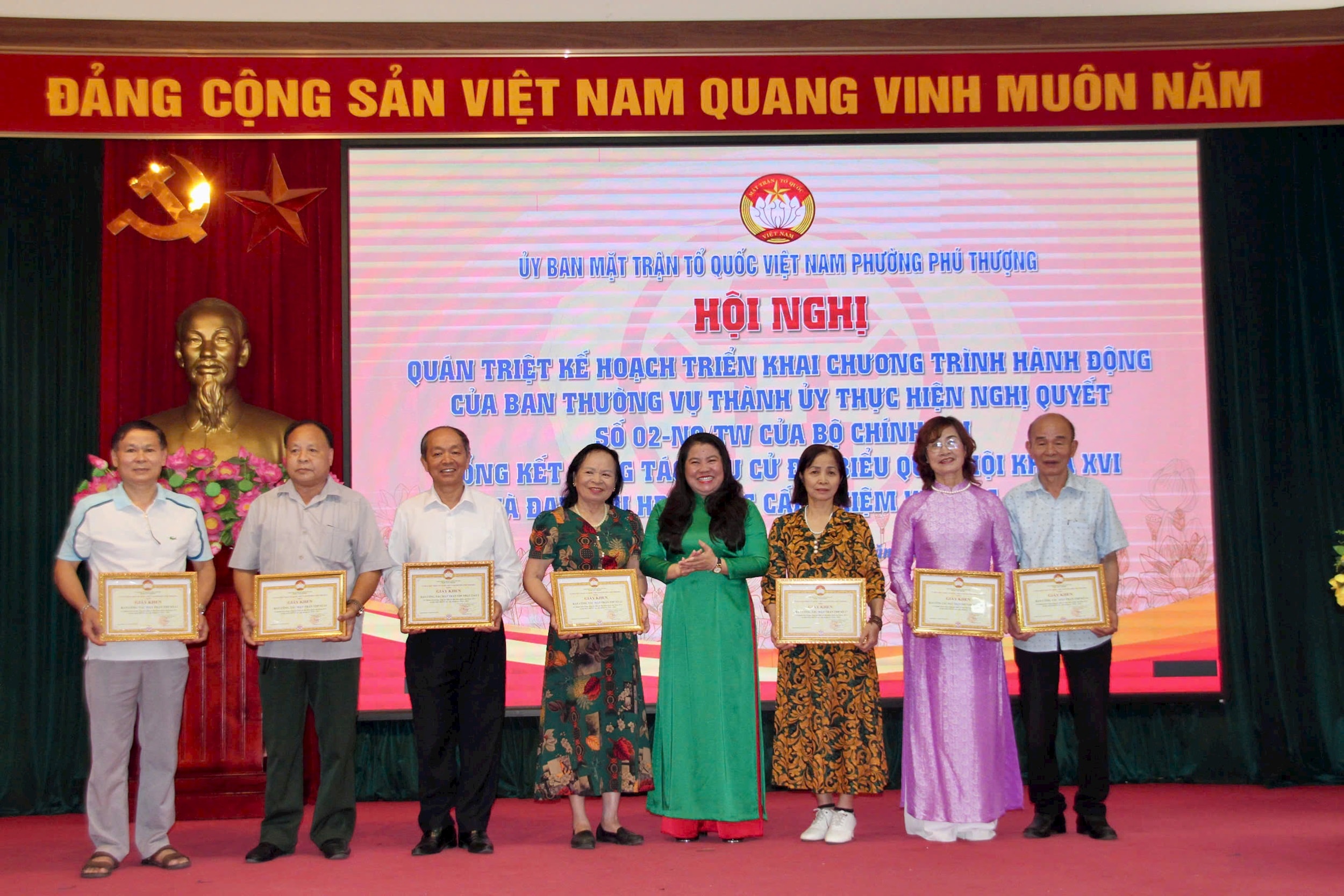 Chủ tịch Ủy ban Mặt trận Tổ quốc Việt Nam phường Phú Thượng Trương Tú Uyên trao khen thưởng cho Ban Công tác mặt trận các tổ dân phố. Ảnh: PV