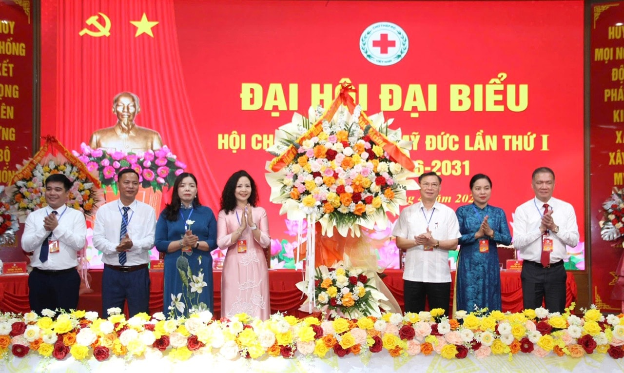 Các đồng chí lãnh đạo Đảng ủy và UBND xã Mỹ Đức chúc mừng đại hội. Ảnh: VB